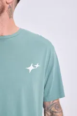 Remera verde de corte amplio con estampado en la espalda con la frase "Without Limits".