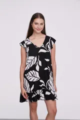 Vestido corto negro con escote en V y mangas cortas con volados. Tiene corte suelto y un volante en el ruedo.