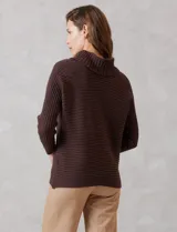 Buzo de tejido acanalado color blanco, con cuello alto y diseño de patrón en V en el frente. Presenta un corte holgado con mangas integradas sin costura de sisa.