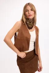 Chaleco de gamuza sintética color marrón, con costuras artesanales en contraste a lo largo de los bordes frontales y diseño sin mangas.