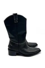 Botas de cuero vacuno color negro, de caña media con bordado a contratono, tacón bajo, punta alargada redondeada y suela cuadrada lisa.