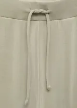 Pantalón de pierna ancha color verde militar, confeccionado en tejido de modal, poliéster y elastano, con cintura elástica con cordón ajustable y bolsillos laterales.