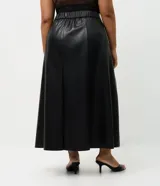 Falda midi de corte evasé confeccionada en cuero sintético (PU) de color negro. Presenta cintura estructurada con pasacintos y diseño de paneles verticales que aportan fluidez a la prenda.