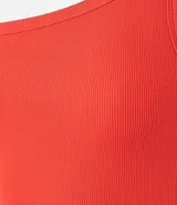 Blusa de rib acanalado color rojo, con diseño de un solo hombro y doble tirante. Confeccionada en tejido de algodón con elastano, de corte ajustado al cuerpo.