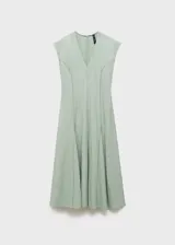 Vestido midi color verde menta, con manga corta, escote en V y diseño evasé con detalle de costuras visibles. Incorpora cierre de cremallera en la parte posterior.