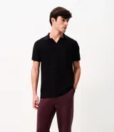 Pantalón masculino confeccionado en tejido de punto pesado con acabado liso, de corte recto y cintura elástica. Cuenta con bolsillos laterales funcionales.