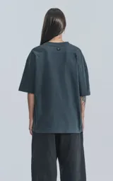 Remeron de corte relajado y amplio, con hombros caídos y mangas cortas. Confeccionado en algodón premium, presenta un largo a la altura de la cadera.