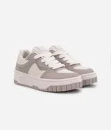 Championes de caña corta marca Satinato, confeccionados en material sintético tipo cuero (PU). Presentan un diseño de paneles en tonos beige y tostado, con suela de plataforma tipo caja y cierre mediante cordones.