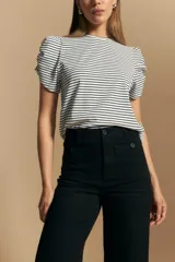 Pantalón negro de tiro alto y fit recto, confeccionado en algodón con elastano.