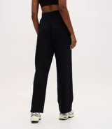 Pantalón deportivo de corte recto confeccionado en modal, con cintura elástica, cordón ajustable y bolsillos delanteros aplicados.