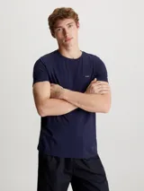 Remera Calvin Klein de corte slim, color azul marino, con cuello redondo y manga corta. Confeccionada en punto de algodón elástico y con un pequeño parche con el logo de Calvin Klein en el pecho.