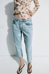 Jeans capri de tiro medio y corte recto perteneciente a la colección Zara Woman Collection. Confeccionado en denim de color celeste claro, cuenta con diseño de cinco bolsillos, trabillas para cinto y cierre frontal con cremallera y botón metálico.