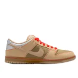 Championes Nike SB Dunk Low Pro Som Tum en tonos beige y tostado, con paneles de lona y gamuza texturizada, cordones rojos y detalles plateados en el talón.
