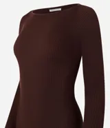 Vestido midi de punto acanalado de la marca Marfinno, color negro, de corte ajustado, con cuello barco y mangas largas.