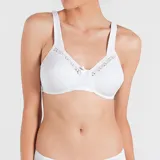 Soutien blanco de algodón sin aro, con breteles anchos regulables, detalle de encaje y bolsillos internos para colocar prótesis. Diseñado especialmente para mujeres con mastectomía.