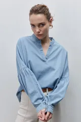 Blusa de denim de algodón con escote en V y cuello mao, de calce amplio y mangas largas con detalle fruncido.