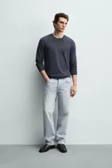 Sweater de punto relaxed fit confeccionado en hilatura con viscosa de tacto suave, color marrón, con cuello redondo y manga larga. Cuenta con acabados en rib.