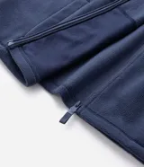 Buzo de hombre confeccionado en tejido fleece con felpa, de corte recto y cuello alto. Cuenta con cierre frontal completo, bolsillos laterales y un bolsillo adicional con cierre en el pecho.