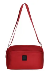 Bandolera Ecko color rojo, con cierre superior, bolsillo frontal y correa ajustable del mismo material. Incluye un parche con logo de la marca en el frente.