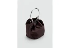 Bolso tipo bucket de satén color marrón oscuro, con cierre fruncido y manija circular metálica plateada.