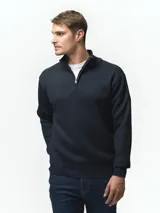 Sweater de tejido de punto con textura tipo waffle, color azul marino, con cuello alto y cierre frontal parcial. Cuenta con puños y ruedo acanalados.