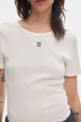 Remera de rib de cuello redondo y manga corta, de color blanco, con pequeño logo bordado en el centro del pecho.