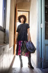 Falda midi irregular con estampado de ceibo en tonos fucsia, negro y blanco.