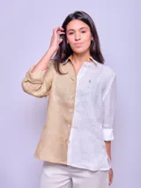 Camisa de lino combinada en dos tonos de beige, de corte suelto y manga larga.