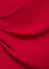 Vestido midi de poliéster color rojo, sin mangas, con cuello redondo y tirantes anchos. Cuenta con diseño entallado, fruncido lateral, forro interior y cierre de cremallera en la parte posterior.