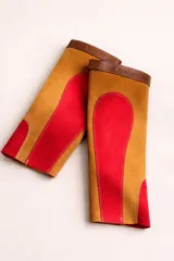 Polainas de gamuza combinadas en verde y marrón, con ribete superior en cuero marrón oscuro.