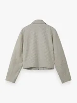 Campera rústica de color beige con diseño a rayas verticales, cuello camisero y cierre frontal de cremallera metálica.