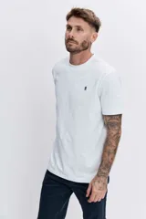 Remera de algodón color azul marino, de corte clásico y cuello redondo, con un pequeño logo bordado en el pecho.