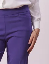 Pantalón recto color verde esmeralda de gabardina elastizada, marca Zac & Rachel. Pretina ancha con faja interna modeladora. Delantera con bolsillos simulados. Trasera con bolsillos ojal.