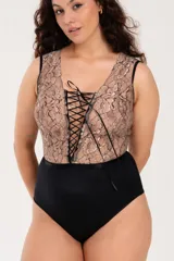 Body de encaje avellana con lycra negra, tiras cruzadas en la parte delantera y broche en la entrepierna con fundillo de algodón.