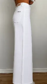 Pantalón de jean negro de corte wide leg, tiro alto y con costura vertical frontal.