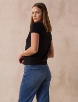 Remera azul marino de algodón y viscosa, de corte clásico y manga corta.