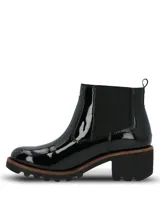 Botas Chelsea Hush Puppies de caña corta, confeccionadas en material sintético con acabado charol brillante. Presentan elásticos laterales para un calce sencillo, suela robusta de goma con plataforma y taco ancho.