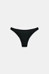 Braguita de bikini básica color negro, de tiro medio con cintura elástica y forro interior.