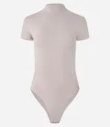 Body negro con cuello alto, mangas cortas y ajuste ceñido al cuerpo. Confeccionado en poliamida con elastano por la marca Cortelle.