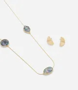 Conjunto de bisutería compuesto por un collar largo de cadena fina con dijes de piedra abulón en formas geométricas y un par de aros tipo caravanas con diseño de abanico texturizado en metal dorado.