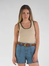 Musculosa marrón oscura, al cuerpo, sin mangas, con ribetes en contraste de color beige y negro en el escote y las sisas.