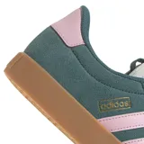 Championes Adidas VL Court 3.0 para mujer, color verde con detalles en rosa y suela marrón.