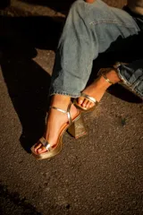Sandalias de fiesta doradas con plataforma y tacón cuadrado.