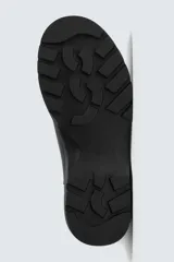 Bota tipo Chelsea de piel con acabado mate, diseño de horma redonda, elásticos laterales y suela track con volumen.