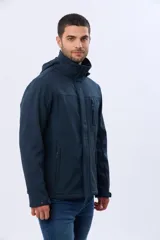 Campera de neopreno color azul marino, con cuello alto que incluye capucha oculta, cierre frontal con botones a presión y cremallera, bolsillos laterales y bolsillo vertical en el pecho.