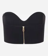 Blusa super cropped de sastrería color negro, con escote corazón y cierre trasero con cremallera.