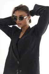 Lentes de sol con armazón metálico plateado y diseño hexagonal. Cuentan con protección UV400 y patillas con el logo de la marca grabado.