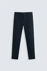 Pantalón chino de corte ajustado, color beige, con bolsillos laterales y bolsillos traseros de vivo. Cuenta con cierre frontal de cremallera y botón.