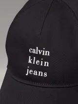Gorra de béisbol negra de algodón con logo de Calvin Klein Jeans bordado en blanco en el frente.