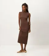 Vestido midi color marrón, confeccionado en malla Rib, con escote canoa y manga corta. Modelo recto con encaje posterior.
